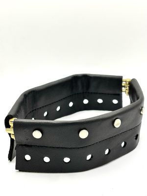 Cerniera in pelle con borchie