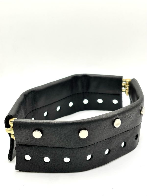 Cerniera in pelle con borchie