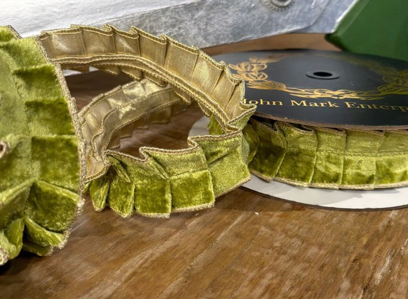 Apple Velvet Pleated Met. Ribbon