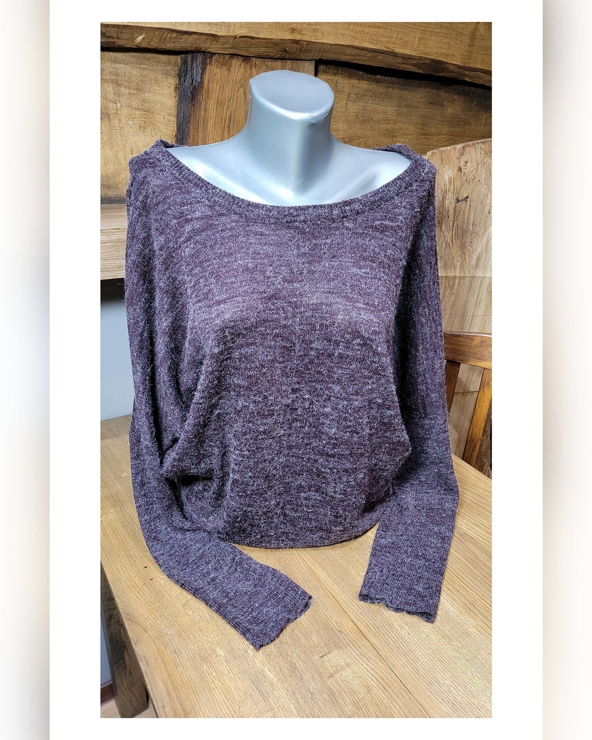 Fioletowy sweter z milutkiej, cienkiej dzianiny