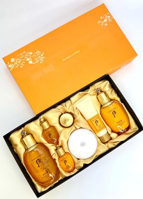 The history of Whoo Gongjinhyang 3pcs Special Set с кушоном (вес 1290 гр) The history of Whoo Gongjinhyang 3pcs Special Set с кушоном (вес 1290 гр)