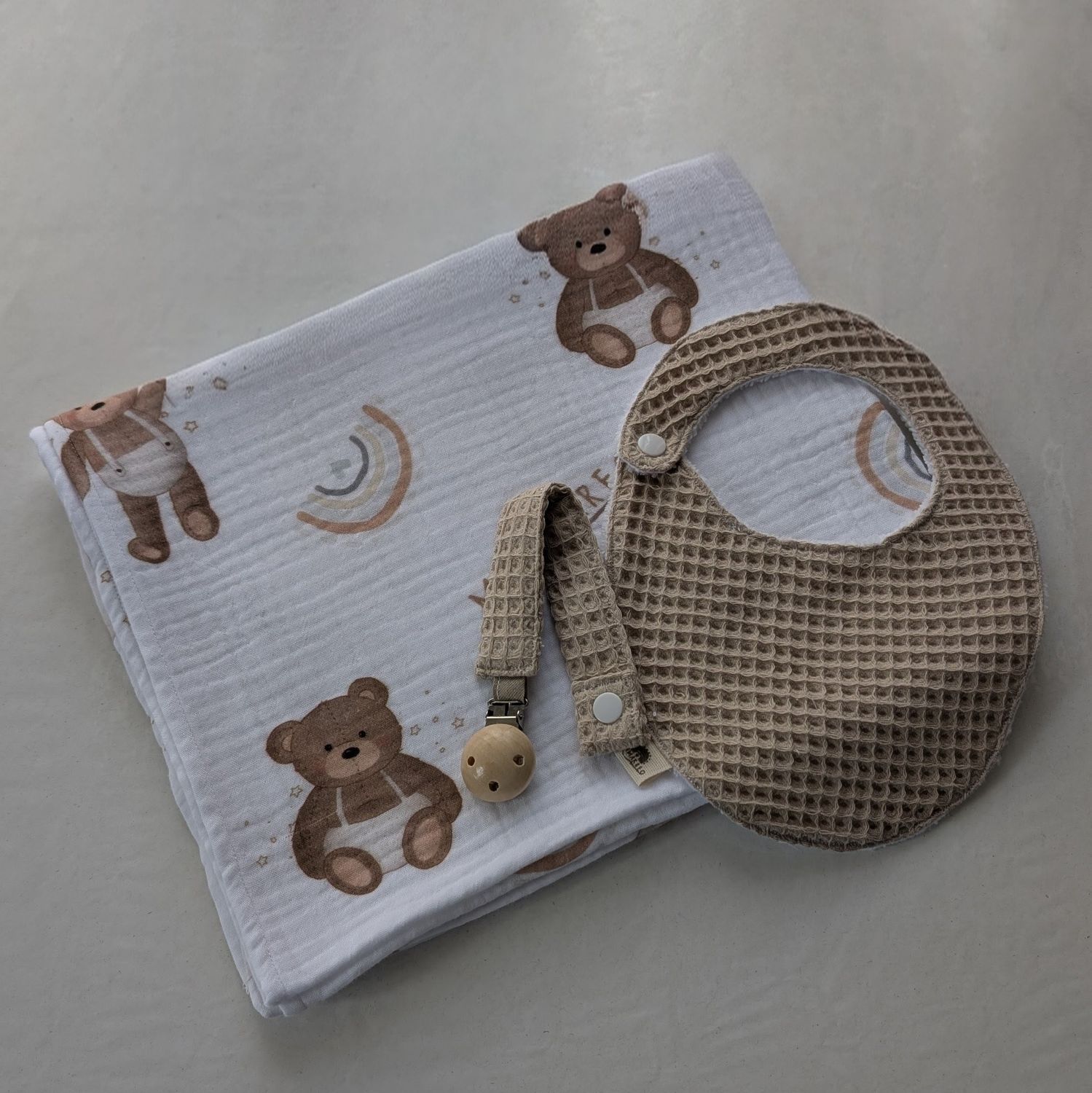 Set Nascita artigianale – bavaglino, portaciuccio e mussola 100% cotone Set Nascita artigianale – bavaglino, portaciuccio e mussola 100% cotone