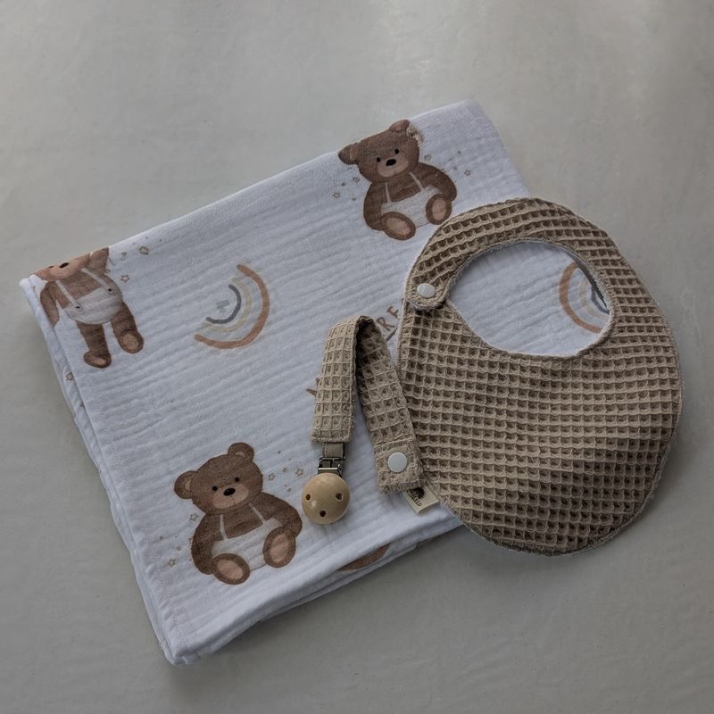 Set Nascita artigianale – bavaglino, portaciuccio e mussola 100% cotone Set Nascita artigianale – bavaglino, portaciuccio e mussola 100% cotone