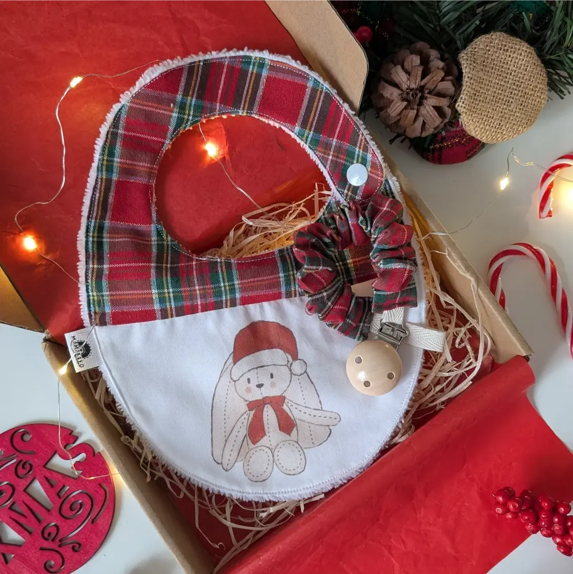 Set Natale Neonato Personalizzato – Bavaglino e Portaciuccio in Tartan con Scatola Regalo | Mamakreo Set Natale Neonato Personalizzato – Bavaglino e Portaciuccio in Tartan con Scatola Regalo | Mamakreo
