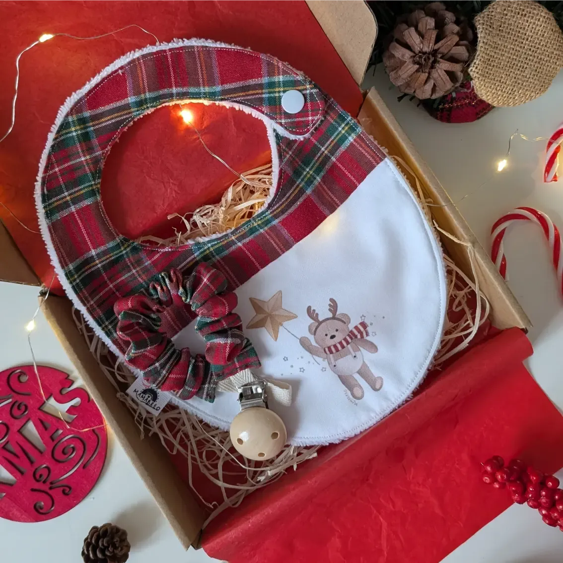 Set Natale Neonato Personalizzato – Bavaglino e Portaciuccio in Tartan con Scatola Regalo | Mamakreo Set Natale Neonato Personalizzato – Bavaglino e Portaciuccio in Tartan con Scatola Regalo | Mamakreo