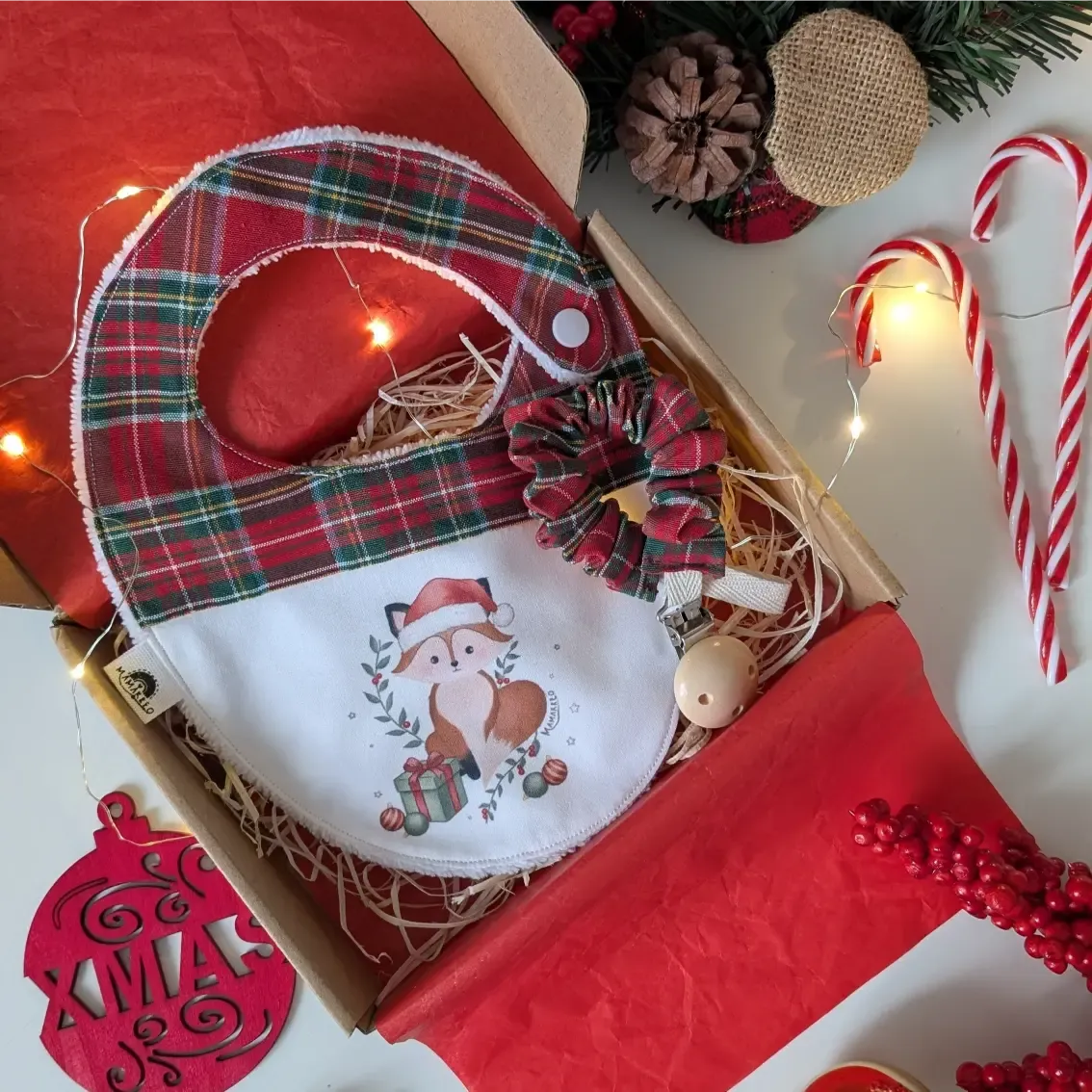 Set Natale Neonato Personalizzato – Bavaglino e Portaciuccio in Tartan con Scatola Regalo | Mamakreo Set Natale Neonato Personalizzato – Bavaglino e Portaciuccio in Tartan con Scatola Regalo | Mamakreo