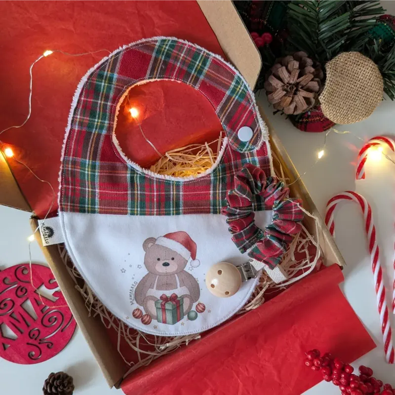Set Natale Neonato Personalizzato – Bavaglino e Portaciuccio in Tartan con Scatola Regalo | Mamakreo Set Natale Neonato Personalizzato – Bavaglino e Portaciuccio in Tartan con Scatola Regalo | Mamakreo