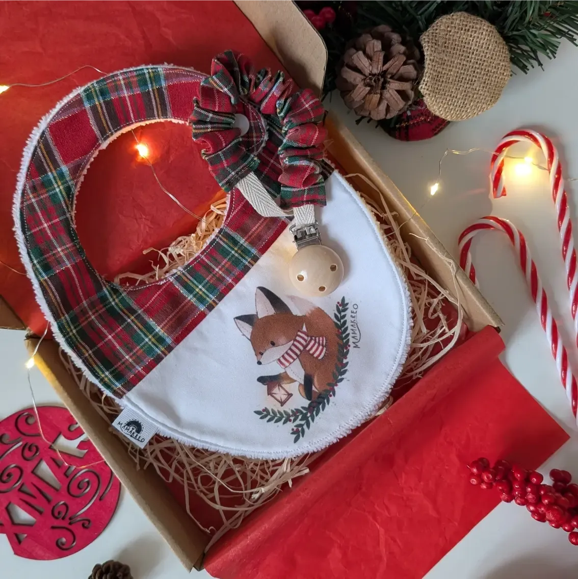Set Natale Neonato Personalizzato – Bavaglino e Portaciuccio in Tartan con Scatola Regalo | Mamakreo Set Natale Neonato Personalizzato – Bavaglino e Portaciuccio in Tartan con Scatola Regalo | Mamakreo