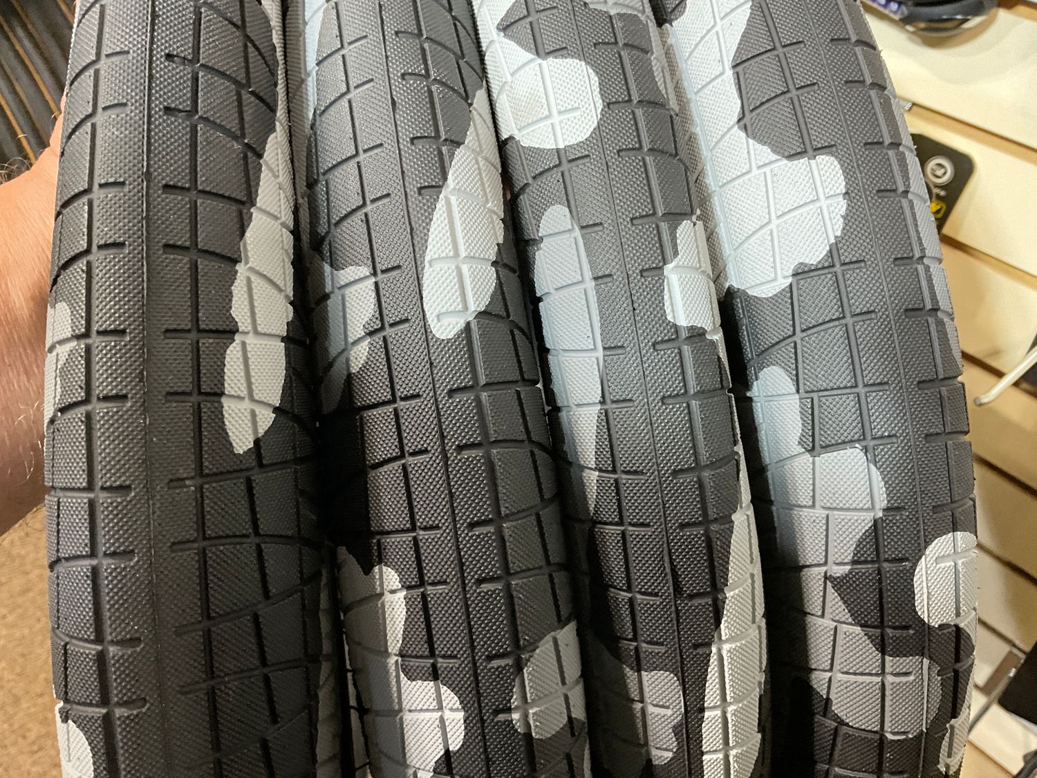 TIRE 20x2.4  CAMO  Gray