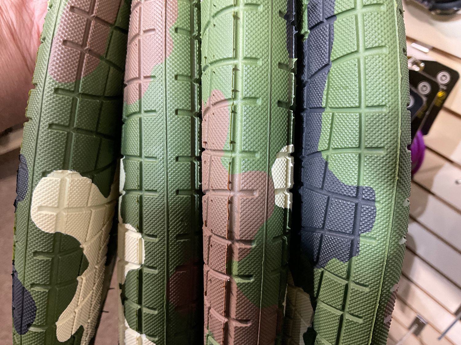 TIRE  20x2.4  CAMO Army