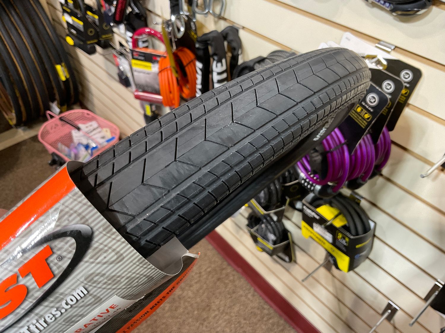 TIRE 20x2.4 - BK/BK - OPERATIVE - WIRE DC CST