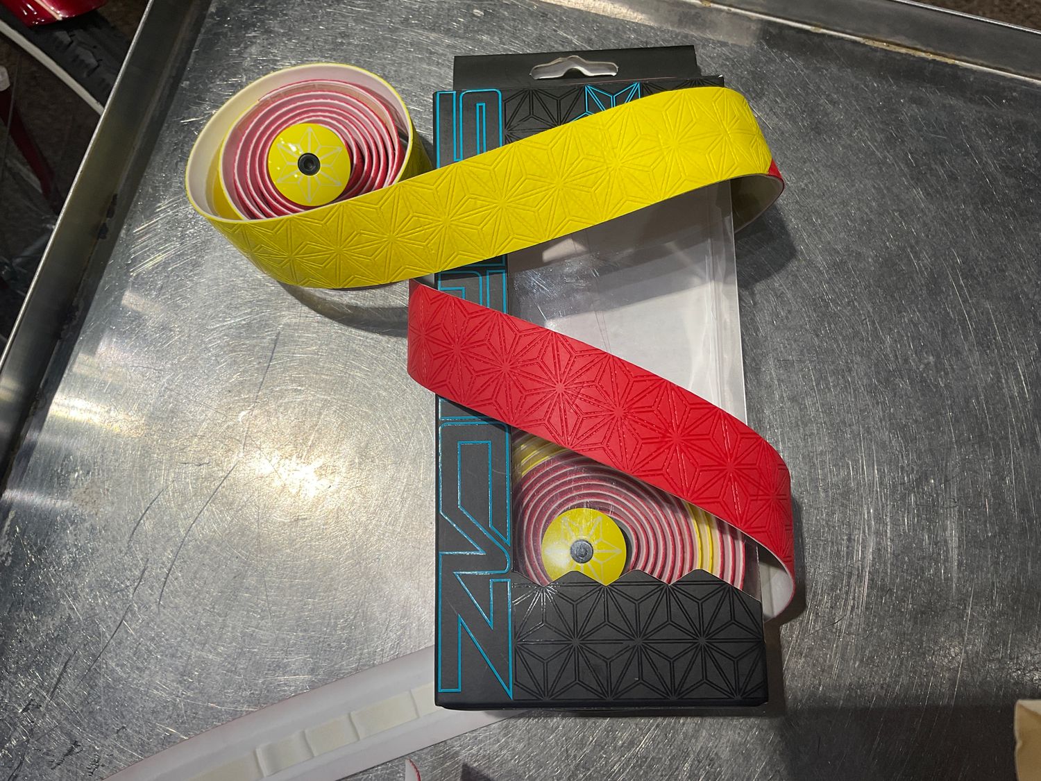TAPE &amp; PLUGS SUPACAZ SUPER STICKY KUSH COUNTRY SPAIN/YL