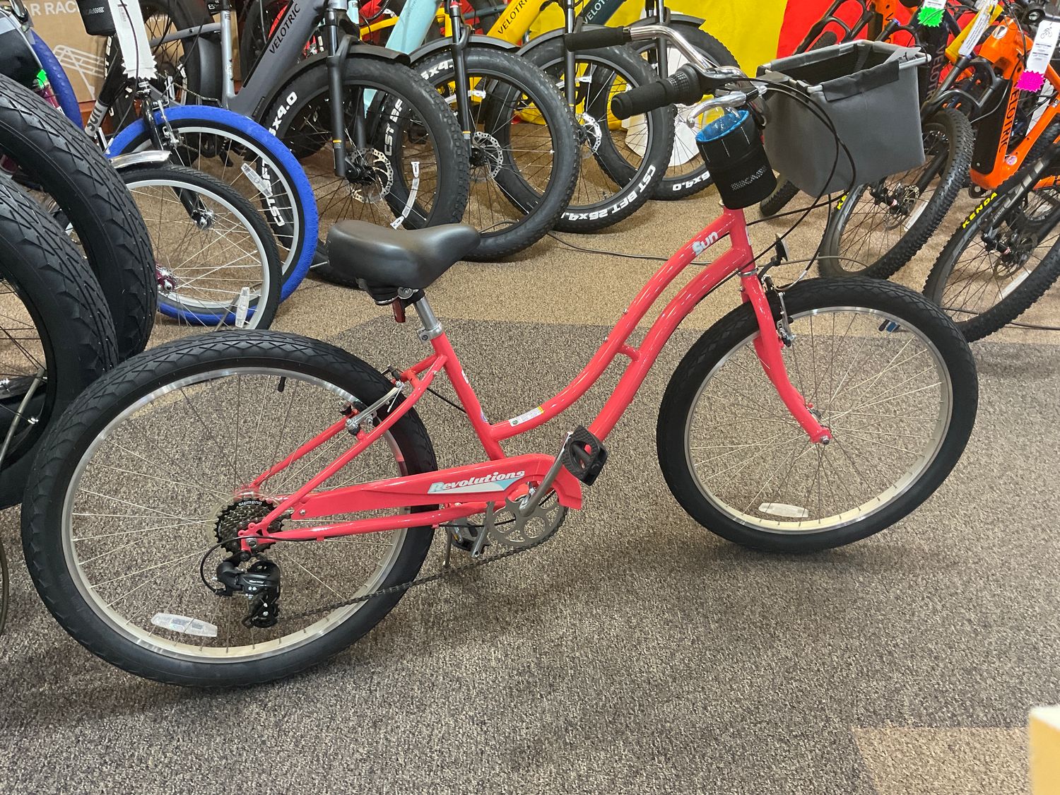 Sun Revolutions 7sp Cruiser 26&quot; ST, Color: Coral