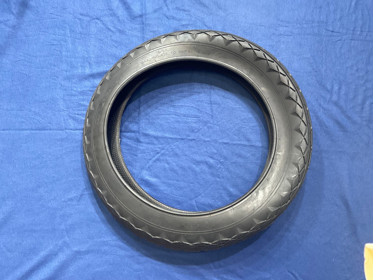 TIRE 20x4.0 BK SUPERDAN E25 WIRE SUNLT