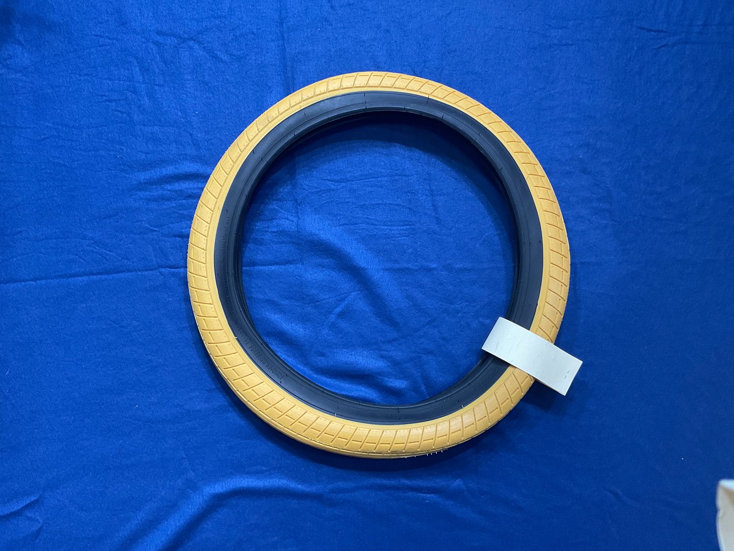 TIRE 20x2.4 - Gold/Black  Innova