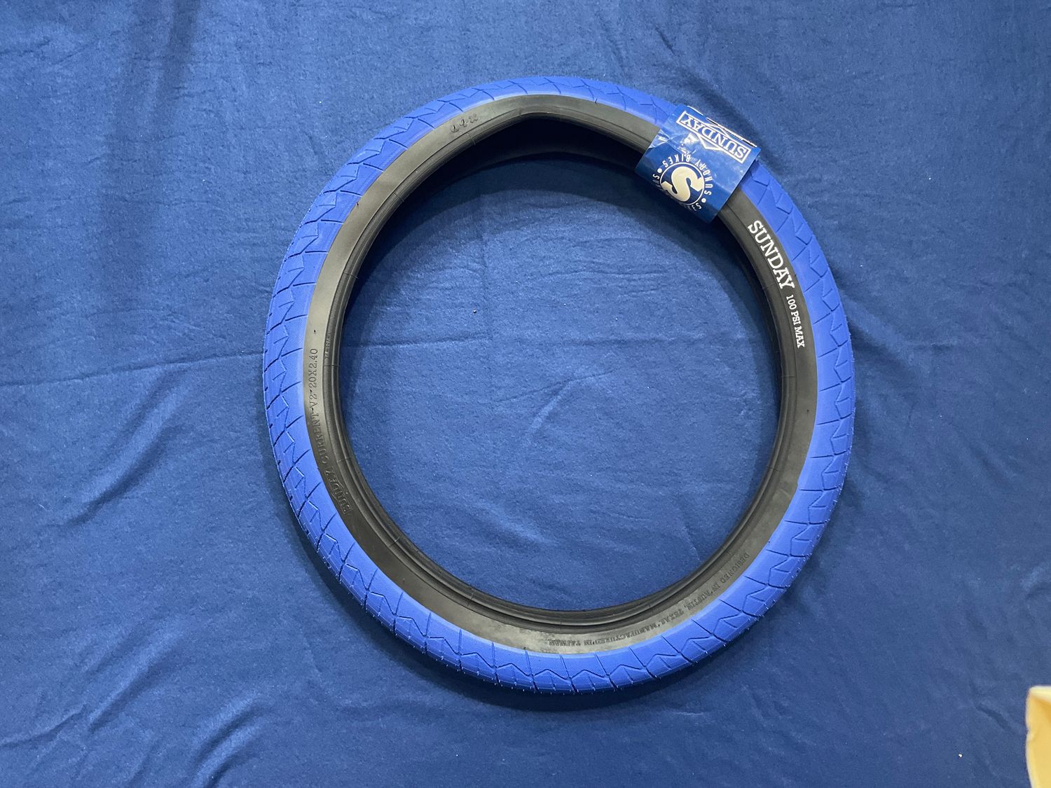 TIRE  20 x 2.4 - Blue/Black - Current V2 - Sunday