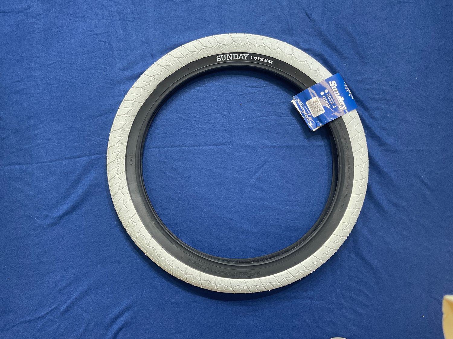 TIRE 20 x 2.4 - White/Black - Current V2 Tire - Sunday
