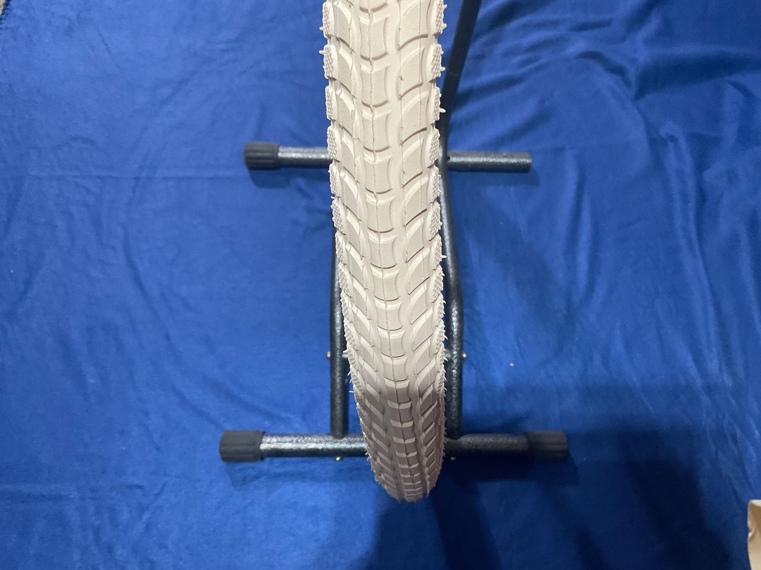 TIRE 26x2.125 CRM/CRM KOMFORT CRUISER K927 w/SUN LOGO WIRE SUNLT