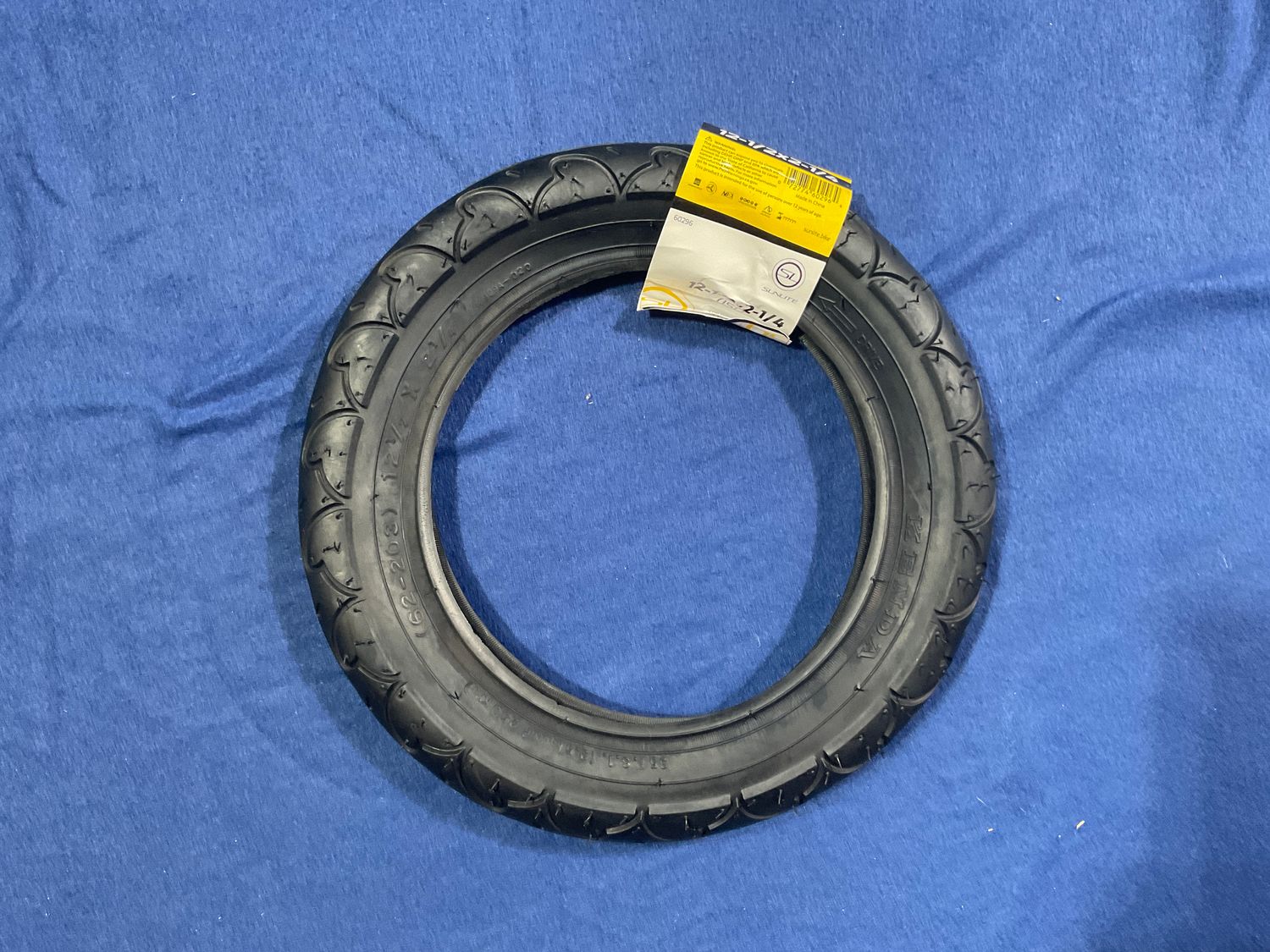 TIRE 12-1/2x2-1/4 - BK/BK - K909 WIRE SUNLT