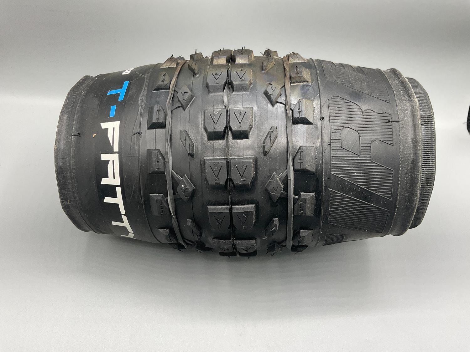 TIRE 27.5x3.25 BK FOLD VEE TRAX FATTY