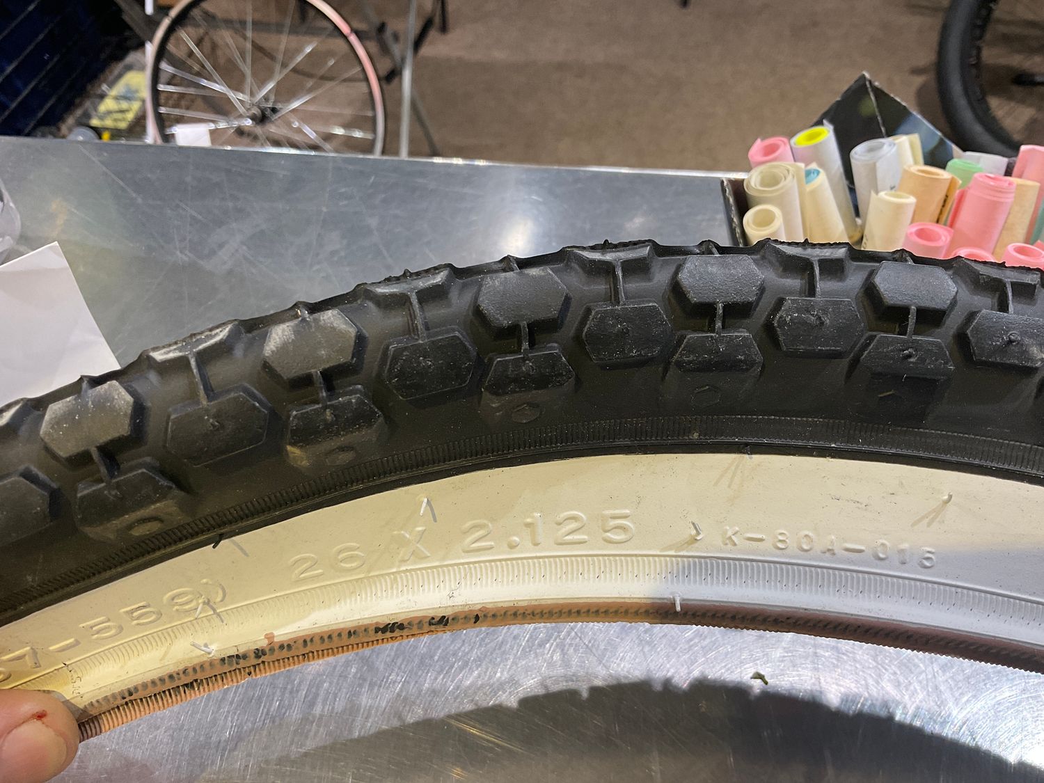 TIRE SUNLT 26x2.125 BK/WH CRUISER K80 WIRE