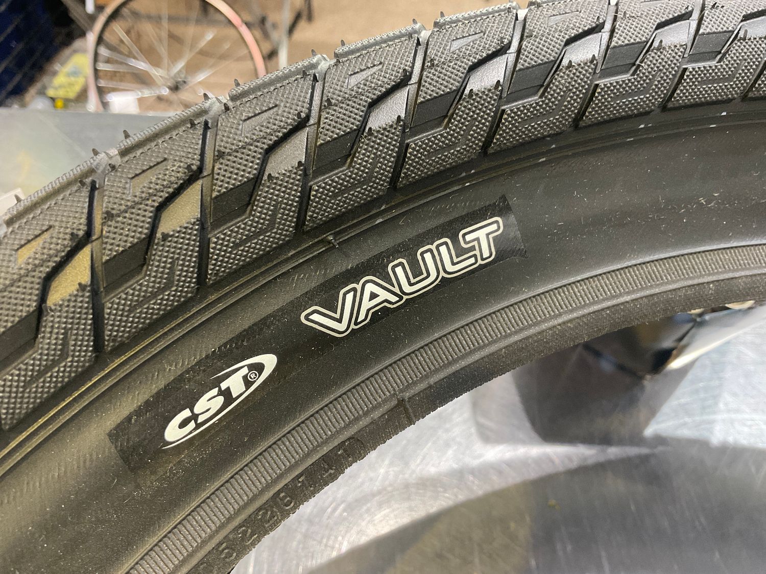 TIRE CSTP VAULT 20x2.4 BK/BK WIRE DC