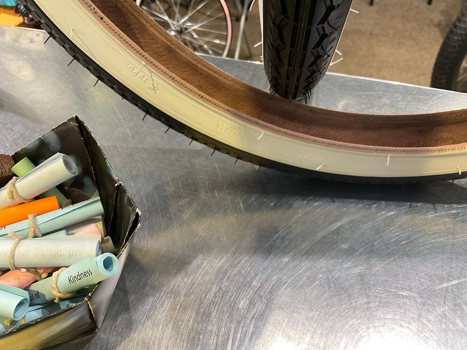 TIRE SUNLT 20x1.75 BK/WH STREET K123 WIRE