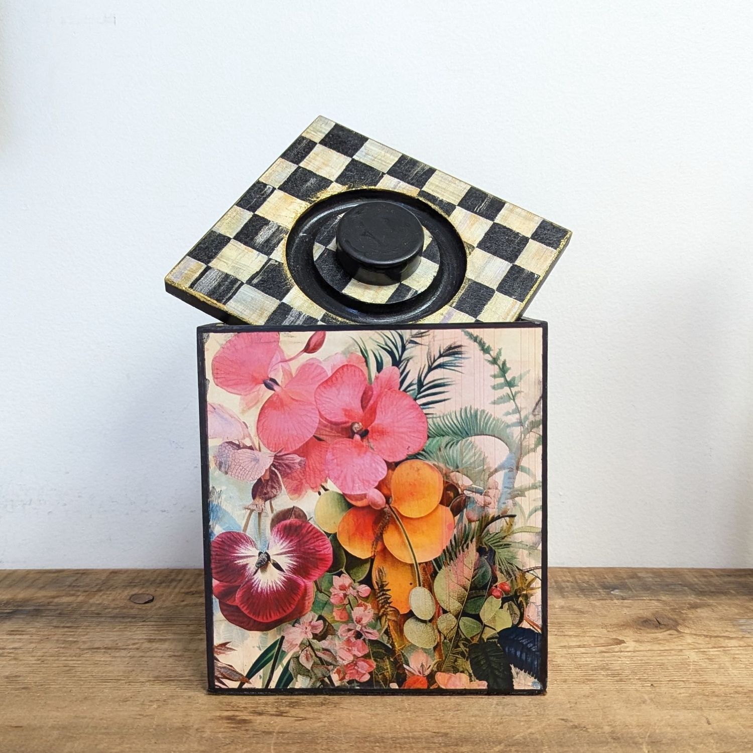 DW847 Floral and Checkered Cube Box