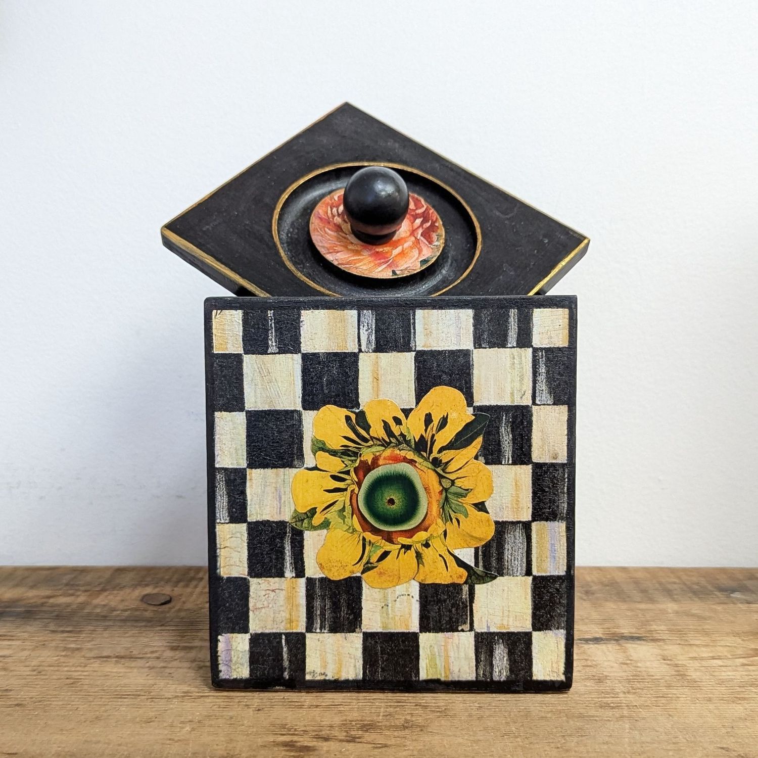 DW853 Checkered Floral Box