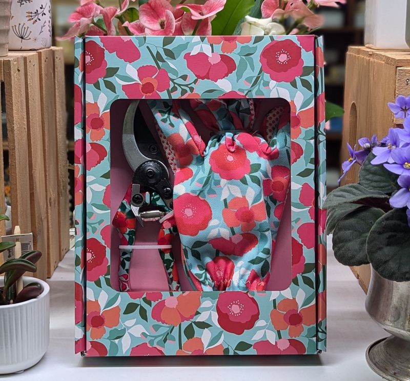 Fuschia Flowers Print Garden Gloves and Pruner