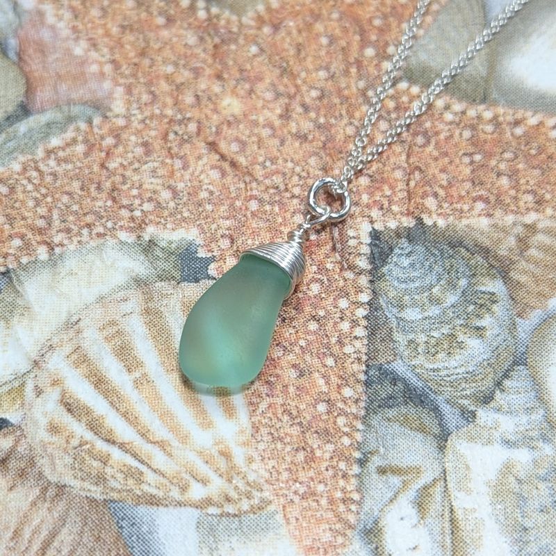 L02 Green Solo Wire Wrapped Sea Glass Necklace