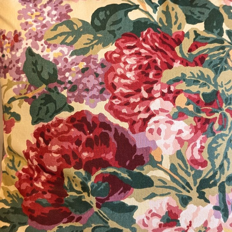 GG700 Red Peonies With Rabbit Pillow