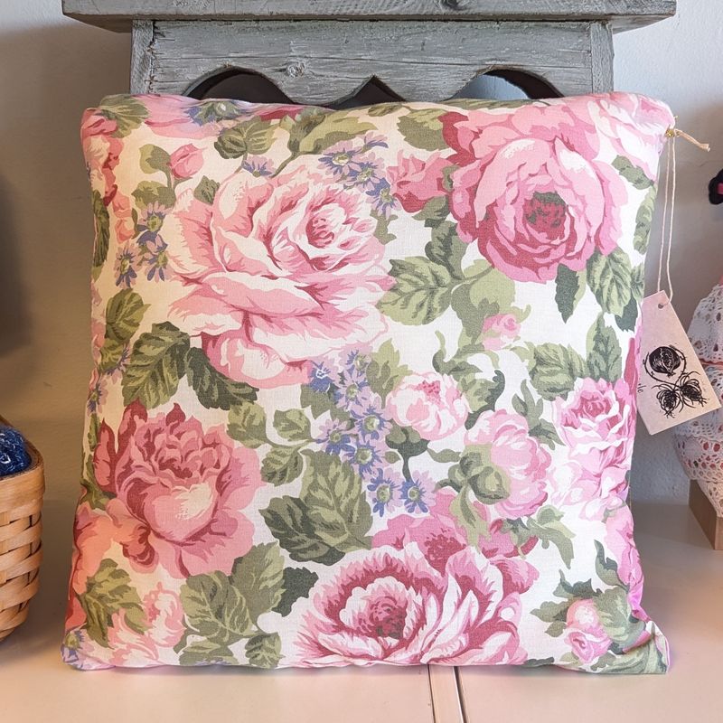 GG697 Pink Roses With Rabbit Pillow