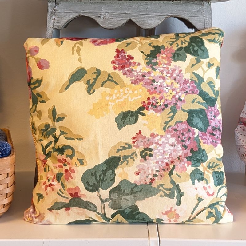 GG699 Lilacs With Rabbit Pillow