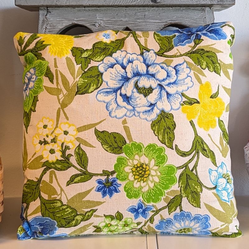 GG703 Blue and Yellow Flowers With Fiddler Rabbit Pillow