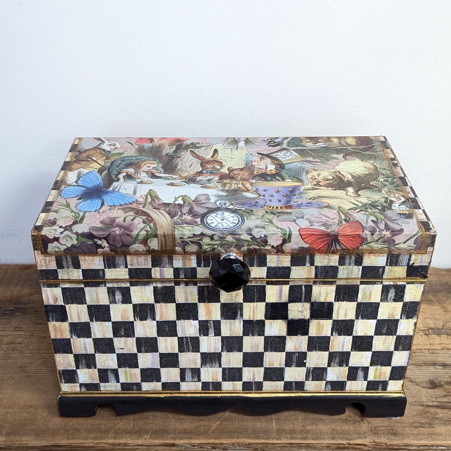 DW881 Large Checkered Alice In Wonderland Box