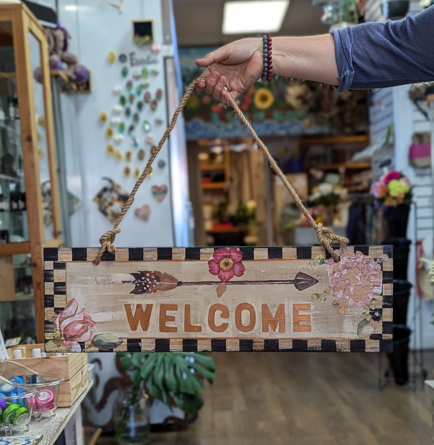DW879 Large Checkered Floral Welcome Hanging Sign