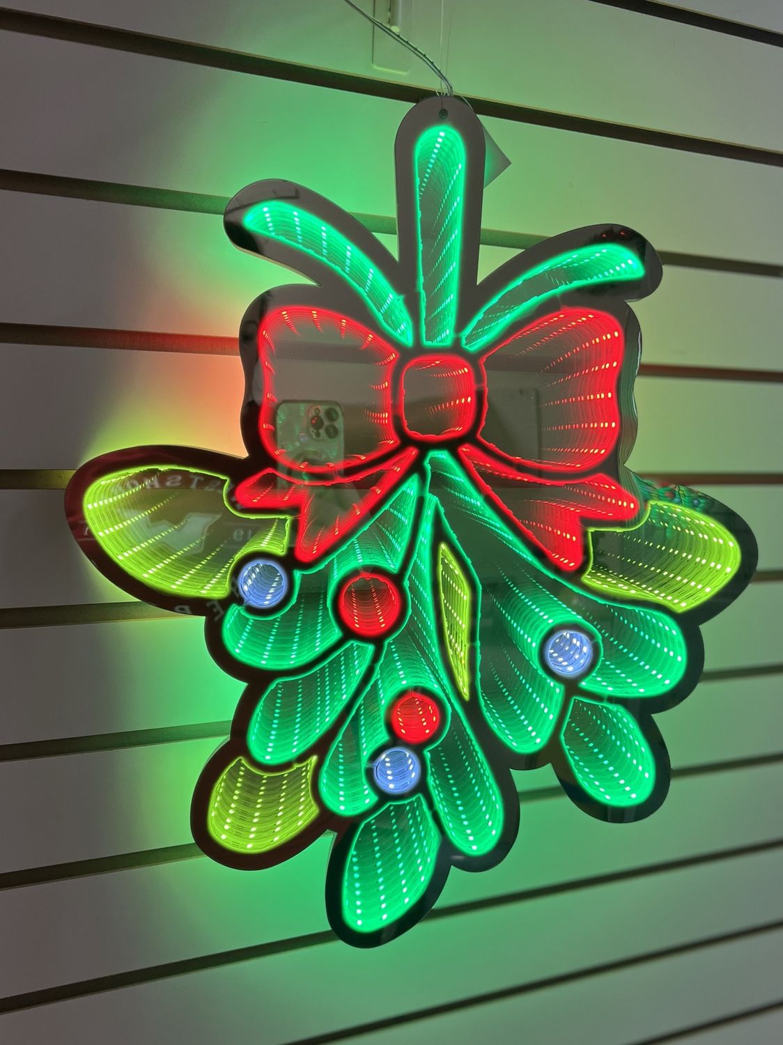 18.5&quot; Hanging Misletoe Infinity light