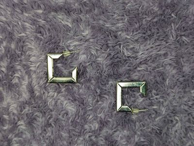 Arete media luna cuadrado