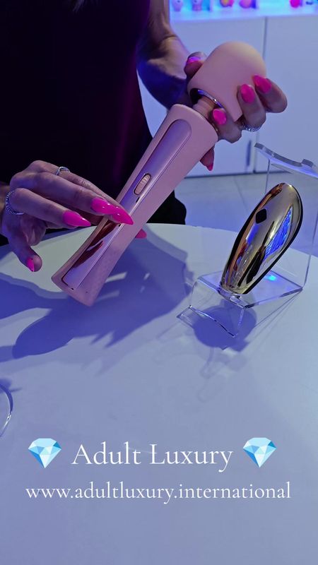 SLOANA Exclusive Wand Massager - Gold
