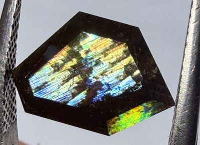 Fantasy-Cut Rainbow Garnet – San Pedro Mountain, Santa Fe County, New Mexico  3.45 ct | 10.55 mm x 7.3 mm x 4.4 mm