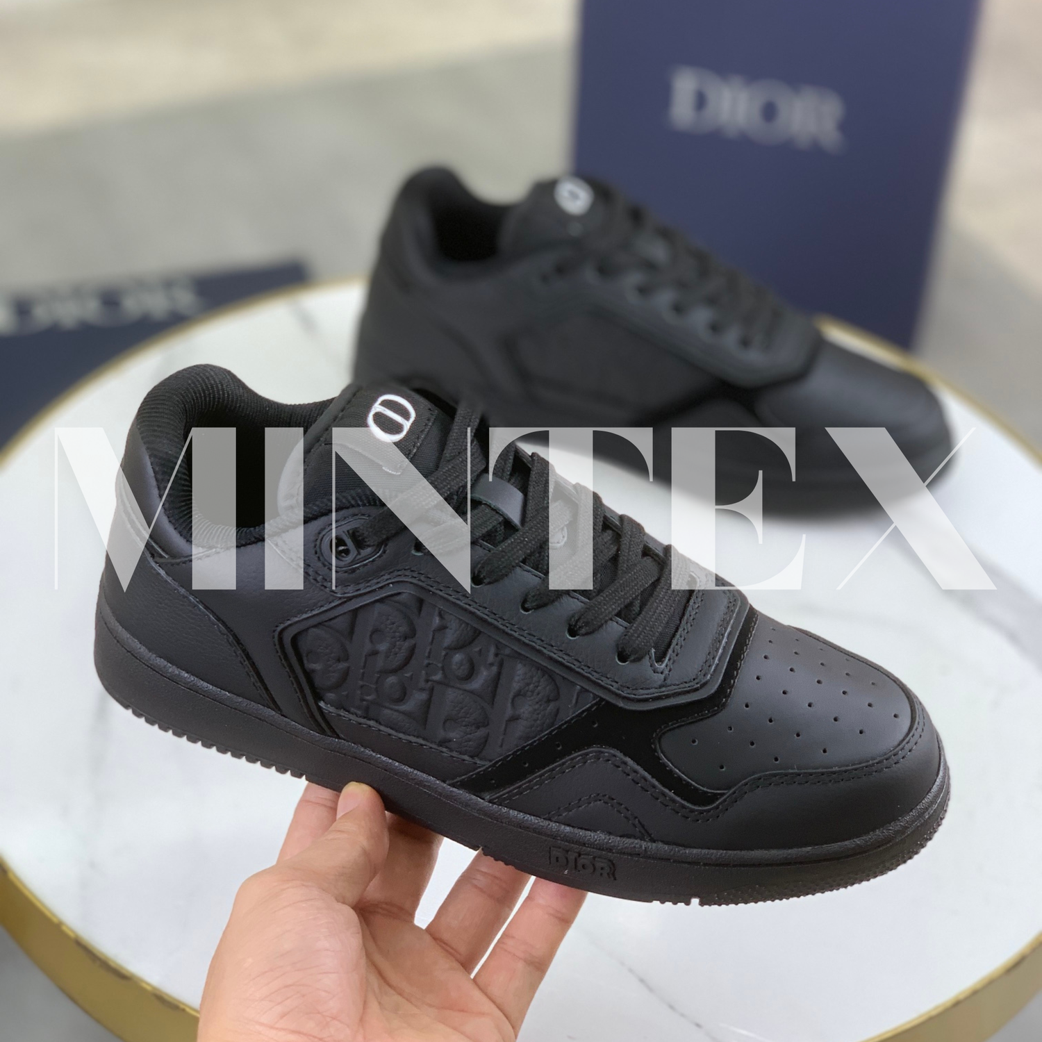 DI Sneakers