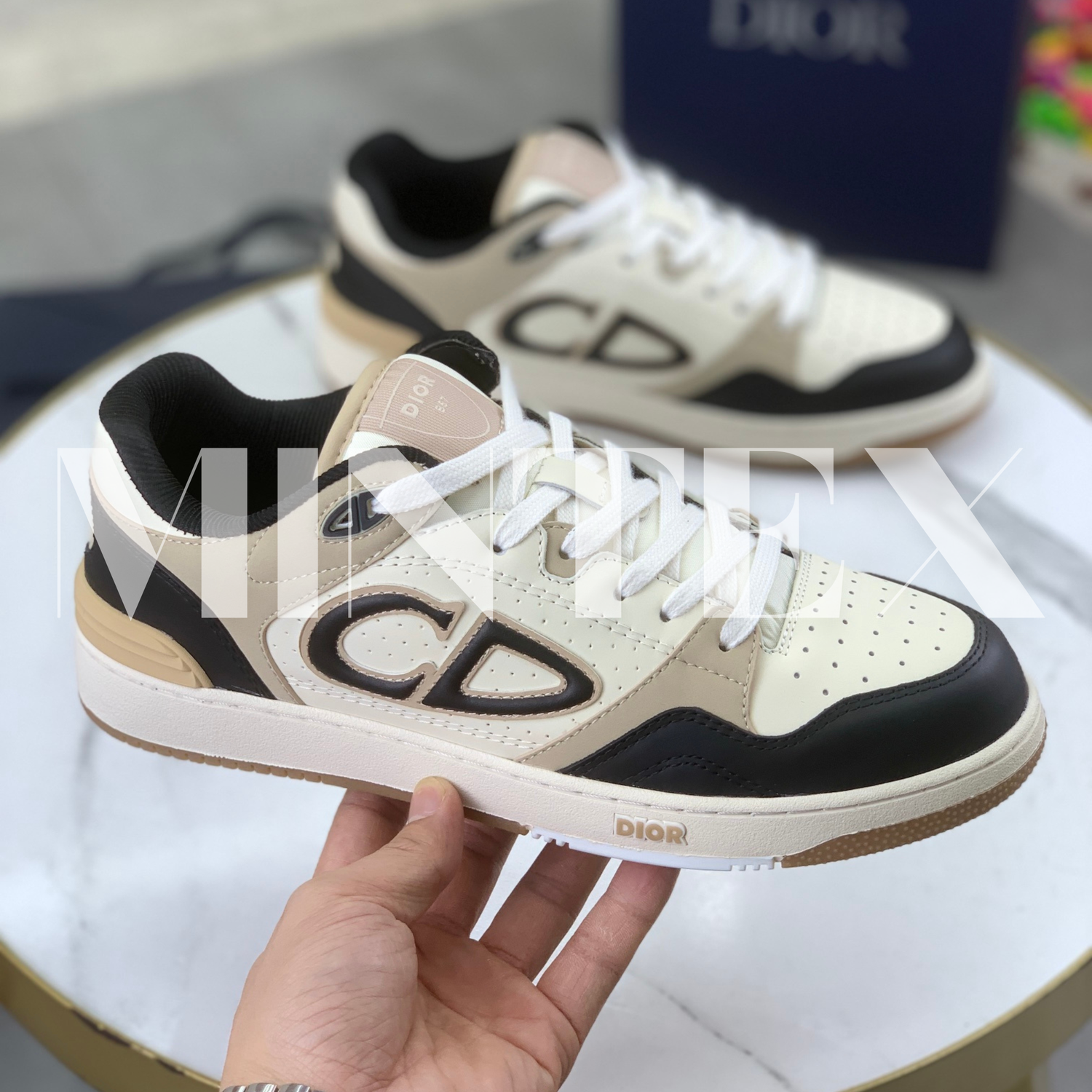 DI Sneakers