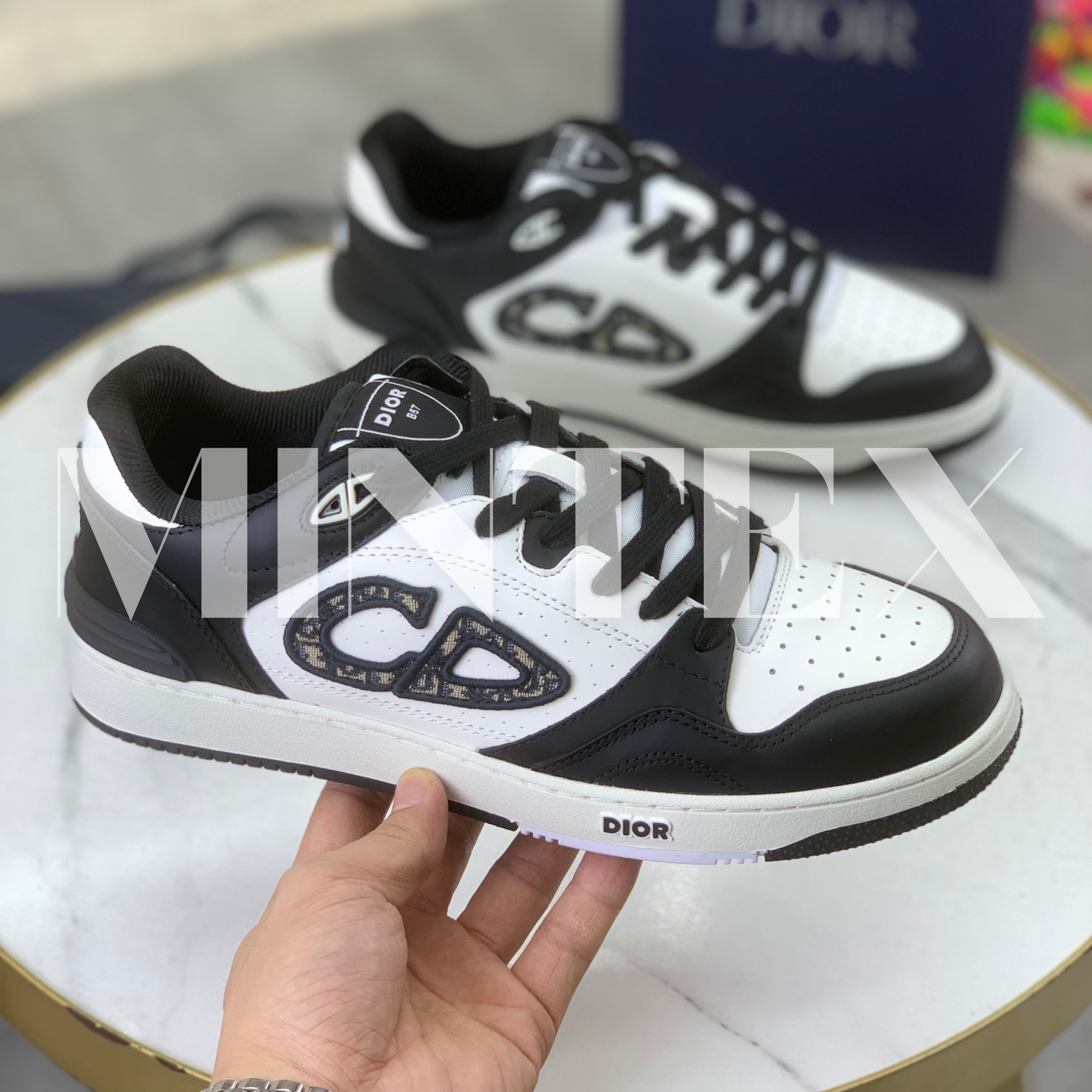 DI Sneakers