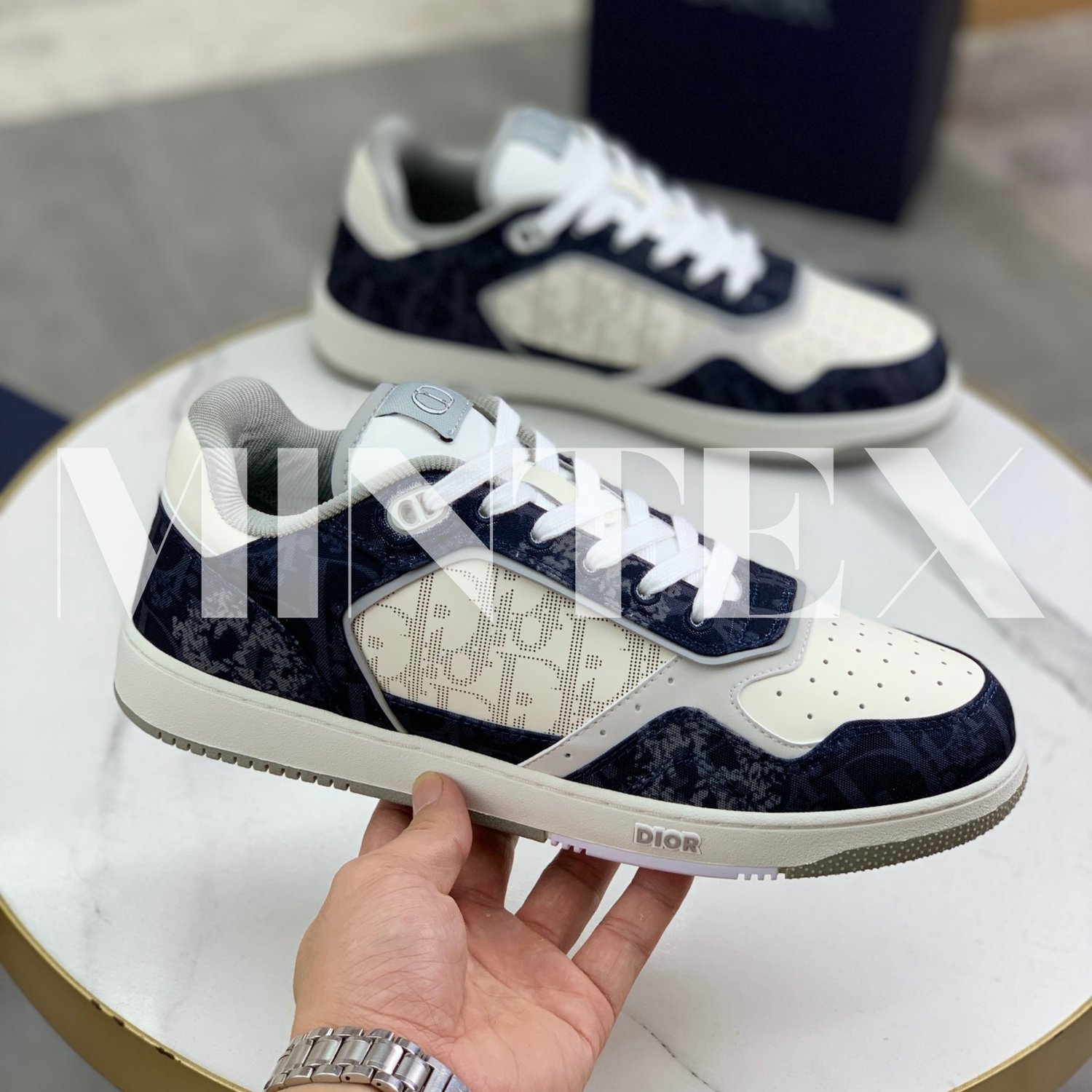DI Sneakers