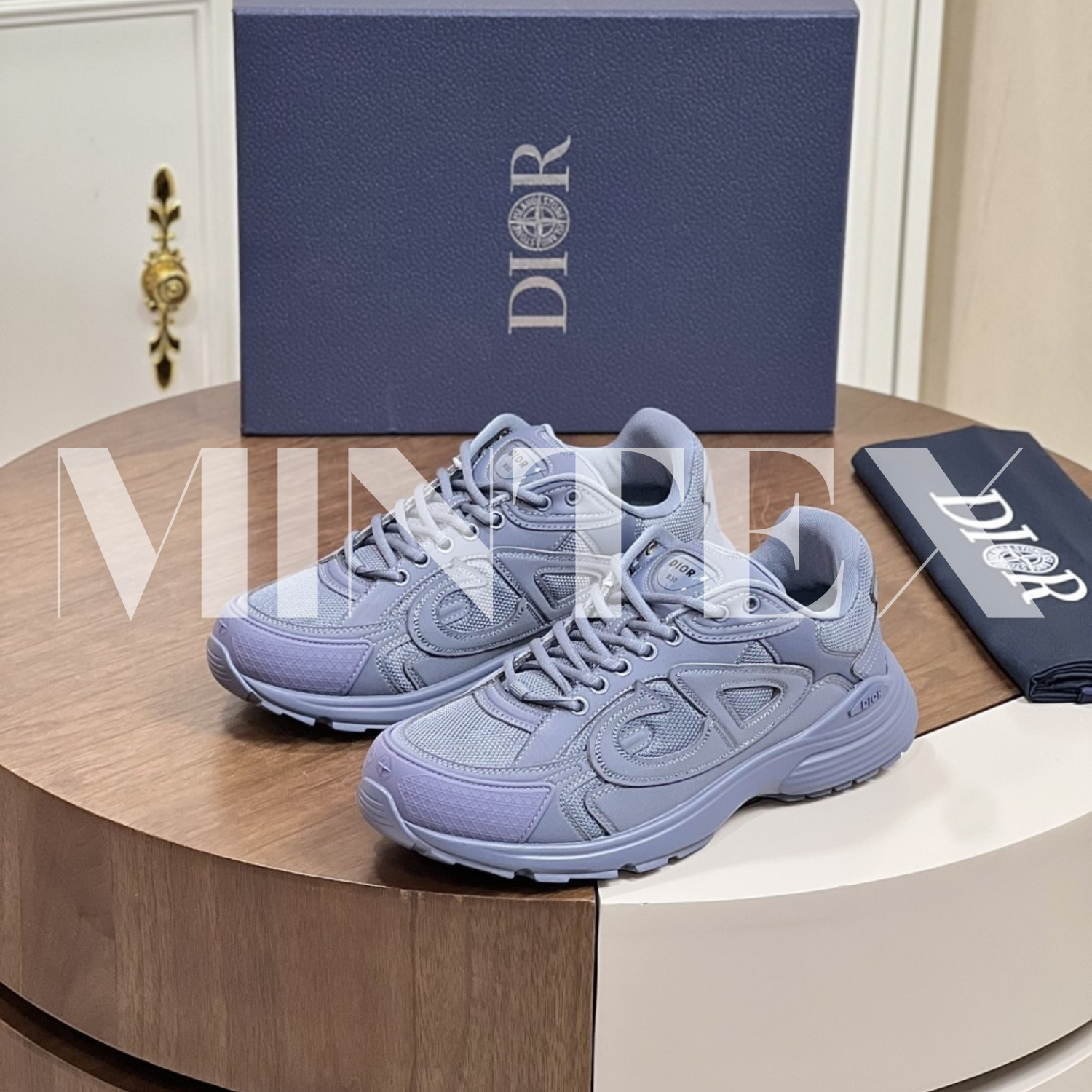 DI Sneakers