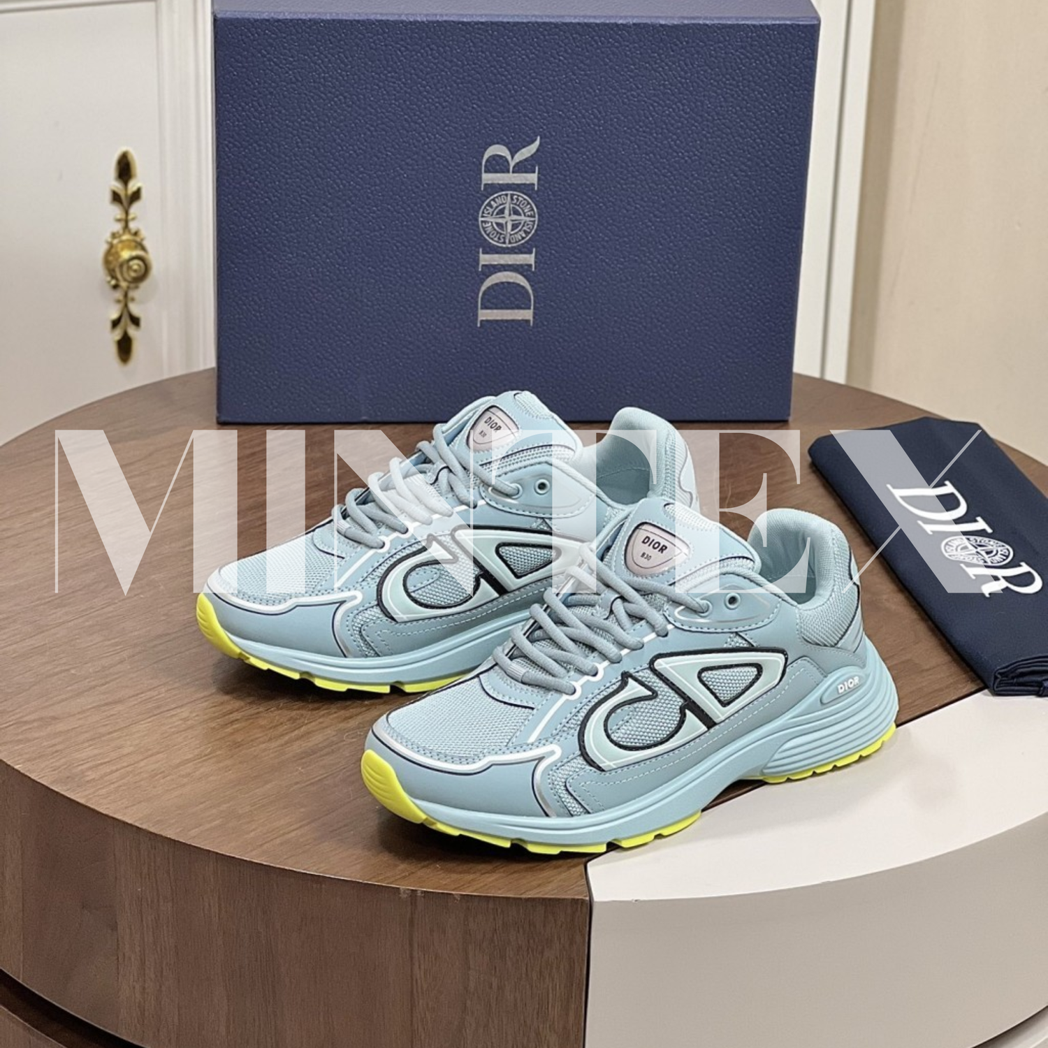 DI Sneakers