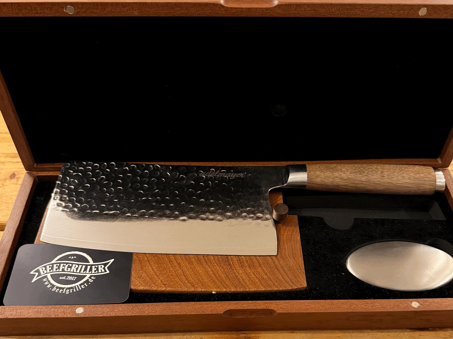 Adelmayer  Damast Hackmesser 18,3 cm – 67 Lagen – handgeschliffen mit Walnussgriff
