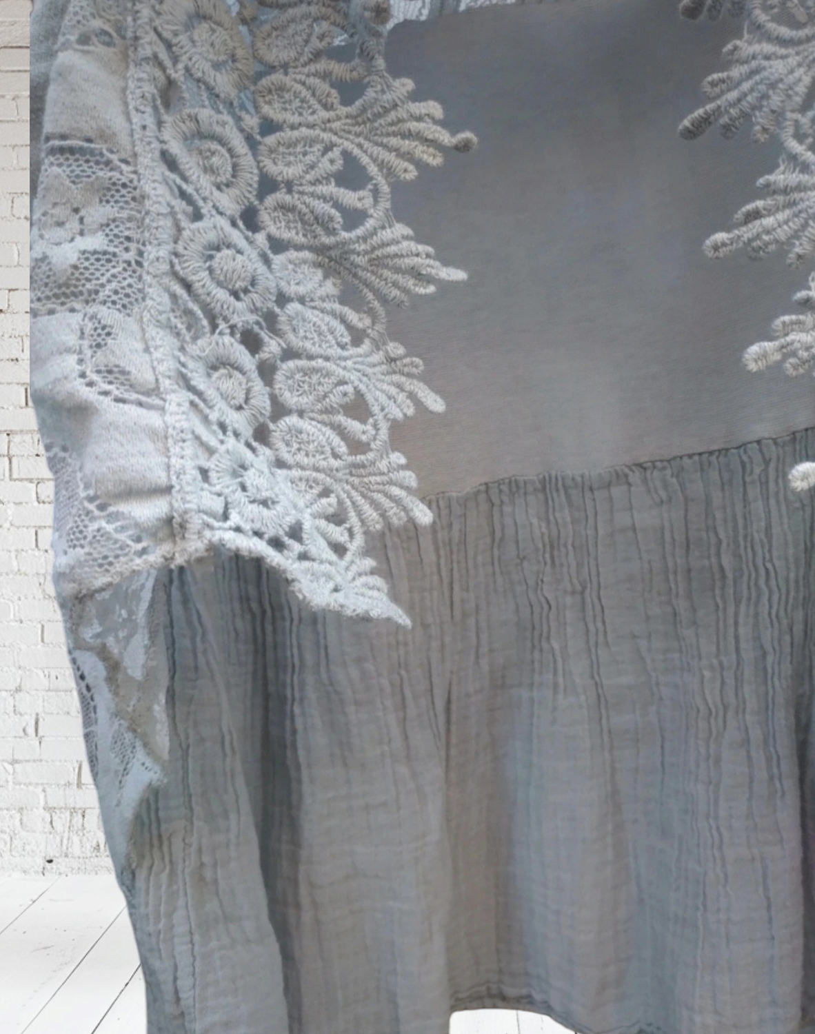 Top encaje gris