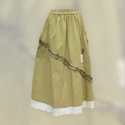 Falda bajo puntilla